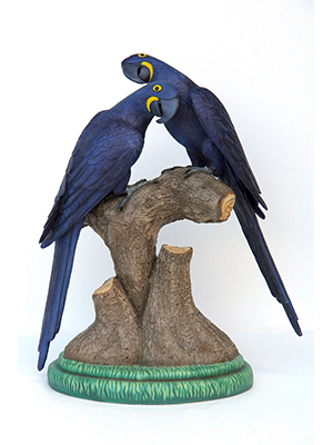 Hyacinth Macaw Lover 3ft. / Fiberglass